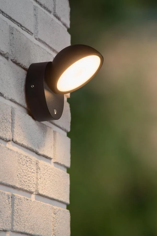 Lucide FINN - Wandleuchte Innen/Außen - LED - 1x12W 3000K - IP54 - Tag/Nacht-Sensor - Schwarz - Atmosphäre 1